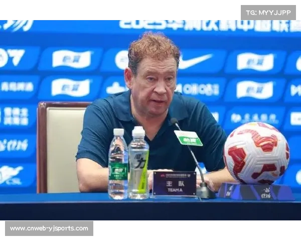 上海申花主帅斯卢茨基被描述为执教风格固执,偏爱442菱形中场阵型。 上海申花主帅斯卢茨基被描述为执教风格固执,偏爱442菱形中场阵型。